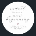Modern script Wedding Benefat Treat Ronde Sticker<br><div class="desc">Moderne script "een zoete einddatum voor een nieuw begin" Wedding-labels voorzien van bruidgom namen en trouwdatum voor dank je de buffet koekjesbar.</div>