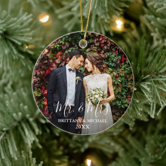 Modern Script Wedding Photo Mr. & mevrouw Round Keramisch Ornament (Boom)