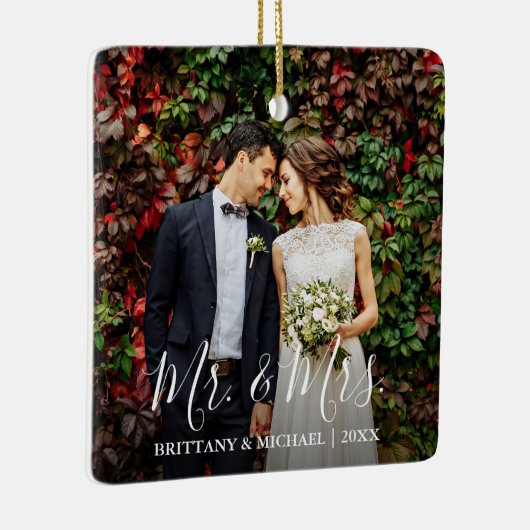 Modern Script Wedding Photo Mr. & Mrs. Keramisch Ornament (Rechts)