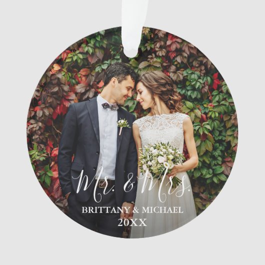 Modern Script Wedding Photo Mr. & Mrs. Ornament (voorkant)