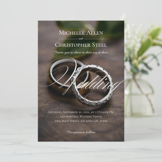 Modern Script Wedding Rings Uitnodiging (Staand voorkant)