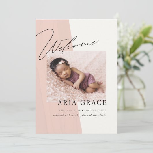 Modern Script Welkom Baby Meisje Geboorte Aankondiging (Staand voorkant)