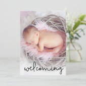 Modern script Welkomend Baby Girl Foto geboorte Aankondiging (Staand voorkant)