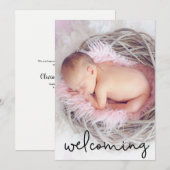 Modern script Welkomend Baby Girl Foto geboorte Aankondiging (Voorkant / Achterkant)