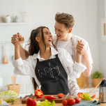 Modern Script Wifey Date White Schort<br><div class="desc">De moderne Wisseldatum van het Manuscript Witte Zwarte Datum. Geweldig praktisch object voor de cadeaudoos voor de bruid voor de bruiloft. Eenvoudig de trouwdatum personaliseren.</div>