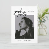 Modern Script Zwart & Wit 2 Foto Afstuderen Kaart (Staand voorkant)