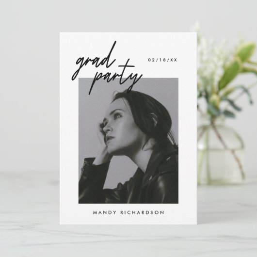 Modern Script Zwart & Wit 2 Foto Afstuderen Kaart (Staand voorkant)
