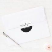 Modern script zwart-wit bedankt ronde sticker (Envelop)