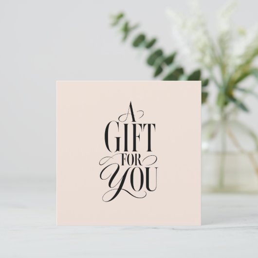 Modern scriptlettertype beige QR-code cadeaubon (Staand voorkant)
