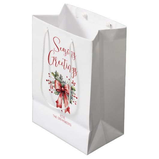 Modern Seasons Groetjes Script Holly Bow Naam Medium Cadeauzakje (Voorkant Gekanteld)