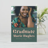 Modern Serif Blush Groen Afstudeerder Fotoaankondi Kaart (Staand voorkant)