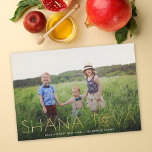 Modern Shana Tova Jewish Holiday Foto Folie Feestdagenkaart<br><div class="desc">Deze moderne Rosh Hashanah-fotokaart is voorzien van een volledige foto met de groet "Shana Tova" en de Star van David in gouden folie. Op de achterkant vind je een blauwe achtergrond voor de marine. Pas dit ontwerp verder aan door een andere foto en/of tekst aan de rug toe te voegen!...</div>