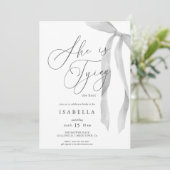 Modern She's Tying The Knot Bow Bridal Shower Kaart (Staand voorkant)