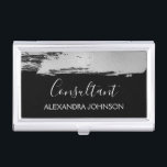 Modern Silver Business Folie Brush Stroke Visitekaarthouder<br><div class="desc">Silver and Black Folie Brush Stroke Trendy Consultant Minimalistische visitekaarthouder met witte handgeletterde elegante typografie voor het monogram. De Folie Brush Stroke Business Card Holder kan worden aangepast voor elk beroep. Als het beroep of de naamtekst niet aan uw behoeften voldoet,  neem dan contact op met de ontwerper.</div>
