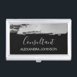 Modern Silver Business Folie Brush Stroke Visitekaarthouder<br><div class="desc">Silver and Black Folie Brush Stroke Trendy Consultant Minimalistische visitekaarthouder met witte handgeletterde elegante typografie voor het monogram. De Folie Brush Stroke Business Card Holder kan worden aangepast voor elk beroep. Als het beroep of de naamtekst niet aan uw behoeften voldoet,  neem dan contact op met de ontwerper.</div>