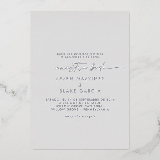 Modern Silver Foil script | Grijze Spaanse bruilof Folie Uitnodiging (Voorkant)