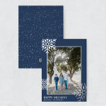 Modern Silver Foil Snowflake Photo Holiday Card Folie Feestdagenkaart<br><div class="desc">Deze moderne vakantiekaart heeft een minimalistisch ontwerp,  een eenvoudig lettertype en een echte zilverfolie. Vervang de foto op de voorkant met je eigen foto. De achterkant is witte sneeuwval (geen echte zilverfolie). Bekijk andere items in het collectie "Feestdagen".</div>