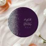 Modern Silver Glitter Dark Paars Wedding Papieren Bordje<br><div class="desc">Deze elegante moderne bruiloft borden hebben een zilveren faux glitter rand. Pas de zilvergrijze tekst eenvoudig aan op een donkere paarse achtergrond,  met de namen van de bruid en de bruid in een witte handschrift,  kalligrafie op een grote ampersand.</div>