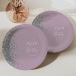 Modern Silver Glitter Dusty Lila bruiloft Papieren Bordje<br><div class="desc">Deze stijlvolle moderne bruiloft borden zijn voorzien van een zilveren faux glitter rand. Pas eenvoudig de witte tekst aan op een stoffige lila achtergrond,  met de namen van de bruid en bruidegom in grillige handschriftkalligrafie over een grote ampersand.</div>