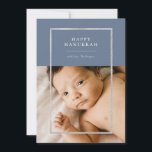 Modern Silver Lijst Hanukkah Foto Blue Feestdagenkaart<br><div class="desc">Elegant faux Silver folie lijst,  Happy Hanukkah Holiday fotokaart. Eigenschappen,  enige foto op voorzijde en twee ruimten van het fotomalplaatje op rug van kaart met het coördineren blauwe kleurenachtergronden.</div>
