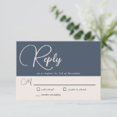 Modern Simimity Navy Blue Wedding RSVP Kaartje (Staand voorkant)