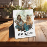 Modern SImple Beste vrienden Foto & Name Fotoplaat<br><div class="desc">Moderne,  gepersonaliseerde foto van beste vrienden met een smakelijk aangepast afbeelding van u en uw bijen,  de tekst 'BEST FRIENDS' en uw namen. Elke BFF zou graag een prachtige plaque ontvangen,  die ze met liefde in hun huis kunnen tonen.</div>