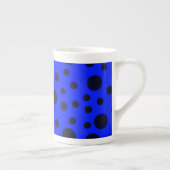 Modern Simple Black polka dot on Blue pattern Porselein Kop (Rechts)