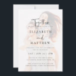 Modern Simple Chic Photo Wedding Invitation Kaart<br><div class="desc">Bestaat uit cursief script en serif typografie. Allemaal tegen een achtergrond van zuiver wit. Deze elementen zijn modern,  eenvoudig en chic. Dit is ontworpen door White Paper Birch Co. exclusief voor Zazzle. Hier te vinden op: http://www.zazzle.com/store/whitepaperbirch</div>