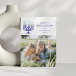 Modern Simple Menorah Hanukkah Two-foto Feestdagenkaart<br><div class="desc">Deel het licht van Chanoeka met deze moderne en eenvoudige vakantiekaart,  met een stijlvol menorah-ontwerp en ruimte voor twee van je favoriete foto's. Perfect voor het verzenden van warme wensen en het vieren van het Festival of Lights met geliefden.</div>