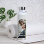 Modern Simple Pas getrouwd Wedding Photo Waterfles<br><div class="desc">Moderne fotowaterfles met een eenvoudig maar elegant design met uw namen en trouwdatum over uw favoriete afbeelding. Deze schattige waterfles is een geweldig cadeau voor een recent verloofd paar of een pas gehuwd paar voor hun eerste verjaardag.</div>