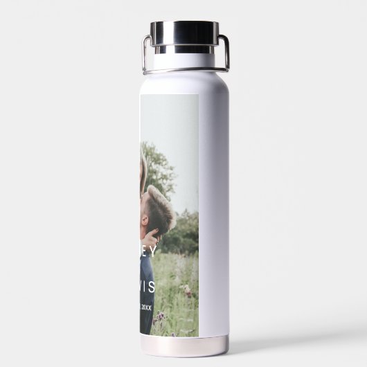 Modern Simple Pas getrouwd Wedding Photo Waterfles (Achterkant)