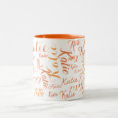 modern sinaasappel op witte handgeschreven namen tweekleurige koffiemok (Center)