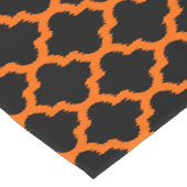 Modern Sinaasappel Quatrefoil patroon op zwart Korte Tafelloper (Hoek)