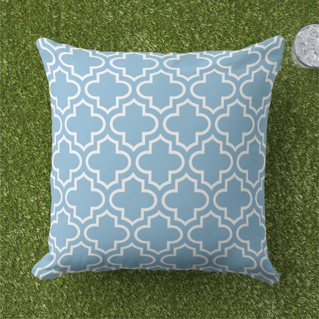 Modern Sky Blue Moroccan Quatrefoil Pattern Buitenkussen (Gras)
