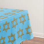 Modern Sky Blue | Pascha | STER OF DAVID Tafelkleed<br><div class="desc">Moderne hemelsblauwe STER VAN DAVID tafelkleed, toont met faux gouden Ster van David in een betegeld patroon. Dit is een minimalistisch, eenvoudig, elegant ontwerp, geschikt voor joodse feestdagen en feesten, zoals Chanoeka, Pesach, Rosj Hasjana, Bar / Bat Mitzvahs, enz. Verkrijgbaar in andere kleuren, of u kunt de kleur wijzigen door...</div>