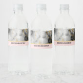 Modern Smoky Grey Marmer met Gold Ribbon Birthday Waterfles Etiket (Flessen)