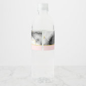 Modern Smoky Grey Marmer met Gold Ribbon Birthday Waterfles Etiket (Achterkant)