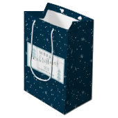 Modern Snowflake MERRY KERSTSCRIPT Blauw Medium Cadeauzakje (Voorkant Gekanteld)
