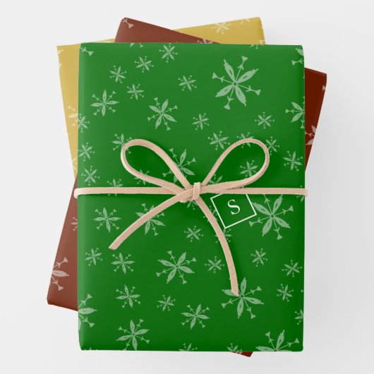 Modern Snowflake Pattern Monogrammed Red en Green Inpakpapier Vel (In situ)