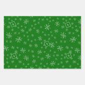 Modern Snowflake Pattern Monogrammed Red en Green Inpakpapier Vel (Voorkant)