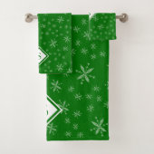 Modern Snowflake Pattern on Green Monogramed Bad Handdoek (Insitu)