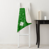 Modern Snowflake Pattern on Green Monogramed Sherpa Deken (In situ)