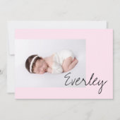 Modern Soft Pink Baby Girl Name Script Photo Birth Aankondiging (Voorkant)