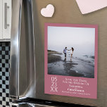 Modern sparen het Roos Magnet van de Dusty van de<br><div class="desc">Deze magnetische kaart is een geweldige manier om je vrienden en familie te laten weten dat ze de datum van je aanstaande bruiloft kunnen redden. Biedt een eenvoudig, modern, artistiek, minimalistisch ontwerp met een vierkante foto op een stoffig roos of een roze, roze achtergrond met witte tekst. De datum wordt...</div>