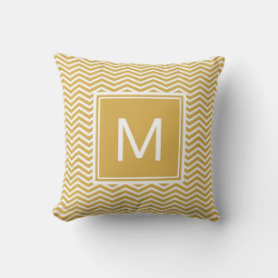 Modern Spicy Mustard Yellow Chevrons en Monogram Kussen