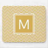 Modern Spicy Mustard Yellow Chevrons en Monogram Muismat (Voorkant)