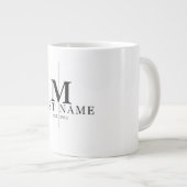 Modern Split Monogram Initiaal Familienaam & Estab Grote Koffiekop (Voorkant rechts)