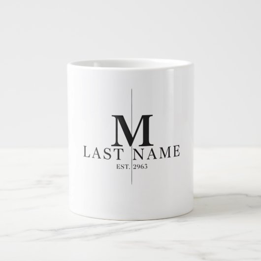Modern Split Monogram Initiaal Familienaam & Estab Grote Koffiekop (Voorkant)