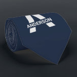 Modern Split Monogram Naam Initiaal Blauwe Grijs Stropdas<br><div class="desc">Moderne en eenvoudige, aangepaste stropdas met uw keuze uit initiaal. Dit minimalistische, masculinaire ontwerp is voorzien van een overmaatse vettige serif typografie in zilvergrijs op een donkerblauwe achtergrond. De sjabloon is opstelling voor u om de brief te veranderen en jouw naam of familienaam toe te voegen. Als u de kleuren...</div>