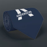 Modern Split Monogram Naam Initiaal Blauwe Grijs Stropdas<br><div class="desc">Moderne en eenvoudige, aangepaste stropdas met uw keuze uit initiaal. Dit minimalistische, masculinaire ontwerp is voorzien van een overmaatse vettige serif typografie in zilvergrijs op een donkerblauwe achtergrond. De sjabloon is opstelling voor u om de brief te veranderen en jouw naam of familienaam toe te voegen. Als u de kleuren...</div>